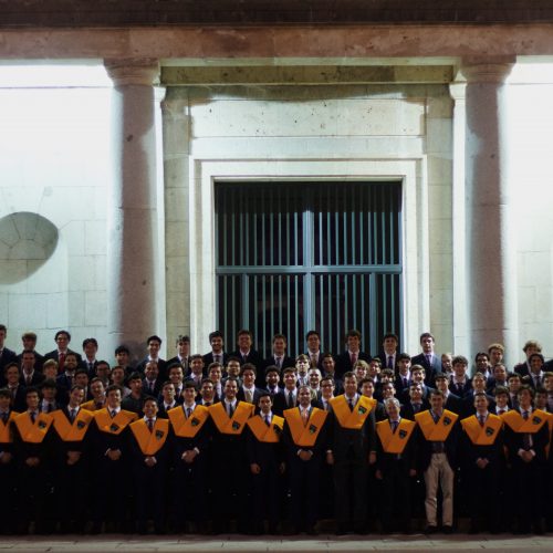 Foto de todos los colegiales del Colegio Mayor Mendaur en el acto de Apertura del curso académico 2023/24